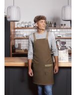 Latzschürze Urban-Look mit Kreuzbändern und Tasche zimt